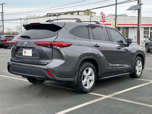 2022 Toyota Highlander LE
