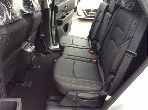 2025 Nissan Pathfinder SL 4WD