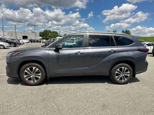 Magnetic Gray Metallic 2024 Toyota Highlander XLE