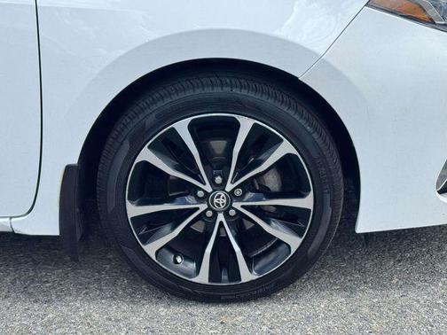 Super White 2017 Toyota Corolla SE