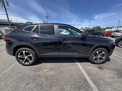 Mosaic Black Metallic 2025 Chevrolet Trax FWD 1RS