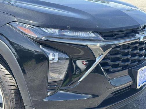 Mosaic Black Metallic 2025 Chevrolet Trax FWD 1RS