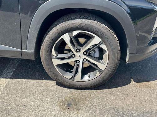Mosaic Black Metallic 2025 Chevrolet Trax FWD 1RS