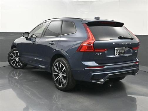 2023 Volvo XC60 B5 Ultimate Dark Theme