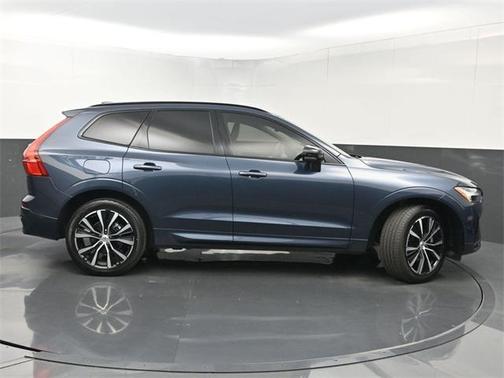 2023 Volvo XC60 B5 Ultimate Dark Theme