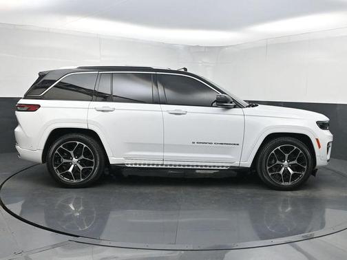 Bright White Clearcoat 2023 Jeep Grand Cherokee Summit