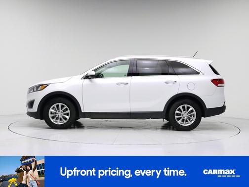 White 2016 Kia Sorento LX