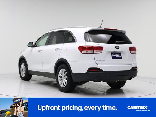 White 2016 Kia Sorento LX