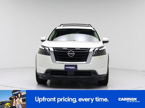 White 2024 Nissan Pathfinder SV