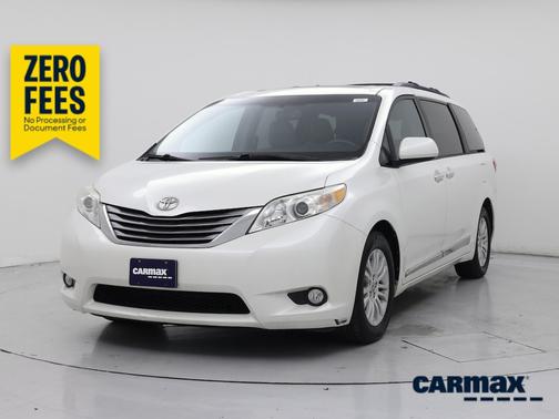 White 2015 Toyota Sienna XLE