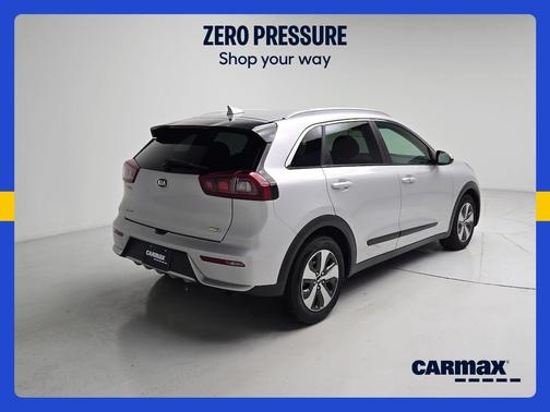 White 2017 Kia Niro LX
