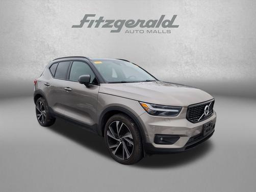 2022 Volvo XC40 T5 R-Design