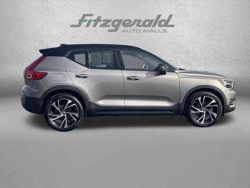 2022 Volvo XC40 T5 R-Design
