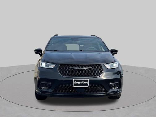 Diamond Black Crystal Pearlcoat 2025 Chrysler Pacifica Limited