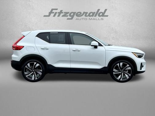 2023 Volvo XC40 B4 Plus Bright Theme