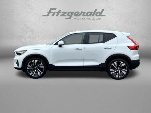 2023 Volvo XC40 B4 Plus Bright Theme