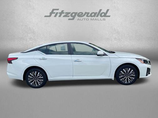 Pearl White Tricoat 2023 Nissan Altima 2.5 SV