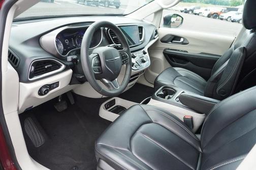 2023 Chrysler Pacifica Touring-L