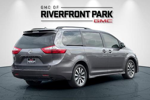 2018 Toyota Sienna XLE