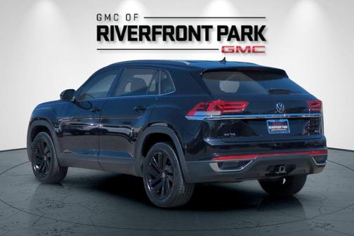 Deep Black Pearl 2022 Volkswagen Atlas Cross Sport 3.6L V6 SE w/Technology