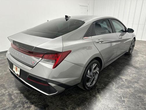 Fluid Metal 2025 Hyundai ELANTRA SEL