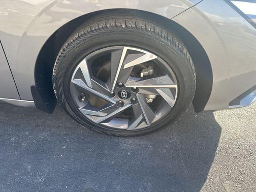 2025 Hyundai ELANTRA SEL