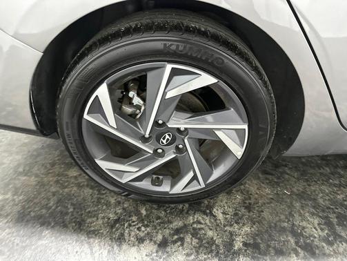 Fluid Metal 2025 Hyundai ELANTRA SEL