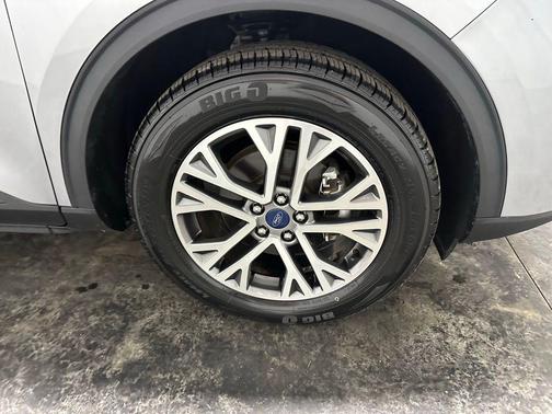 Iconic Silver Metallic 2022 Ford Escape SEL