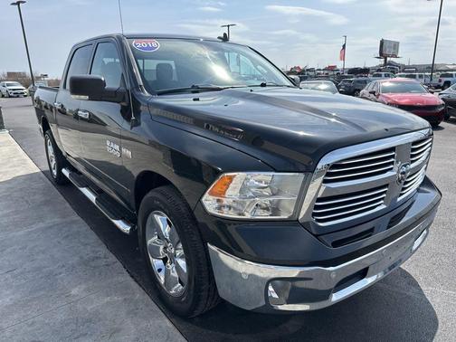 Brilliant Black Crystal Pearlcoat 2018 RAM 1500 Big Horn