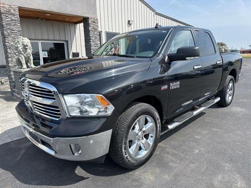Brilliant Black Crystal Pearlcoat 2018 RAM 1500 Big Horn
