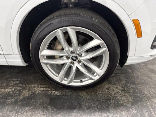 Florett Silver Metallic 2017 Audi Q7 3.0T Prestige