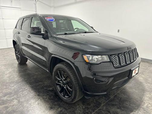 Diamond Black Crystal Pearlcoat 2022 Jeep Grand Cherokee Laredo