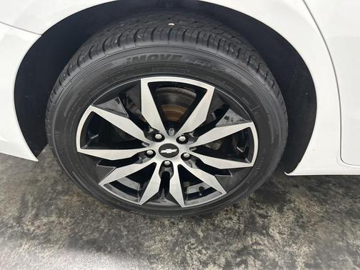 Summit White 2018 Chevrolet Malibu LT
