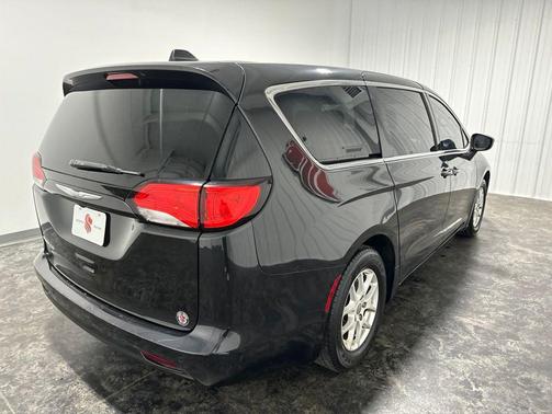 Brilliant Black Crystal Pearlcoat 2017 Chrysler Pacifica Touring