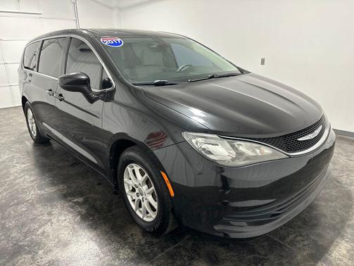 Brilliant Black Crystal Pearlcoat 2017 Chrysler Pacifica Touring