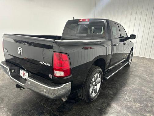 Diamond Black Crystal Pearlcoat 2020 RAM 1500 Classic SLT