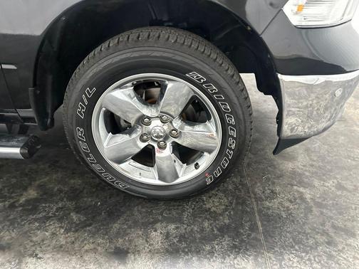 Diamond Black Crystal Pearlcoat 2020 RAM 1500 Classic SLT