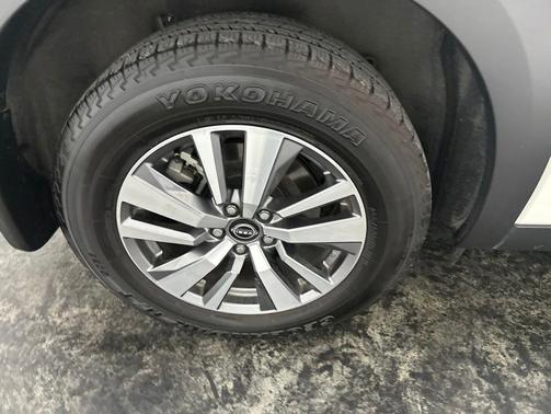 Pearl White Tricoat 2023 Nissan Pathfinder SL 4WD