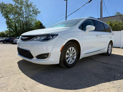 Bright White Clearcoat 2017 Chrysler Pacifica Touring-L