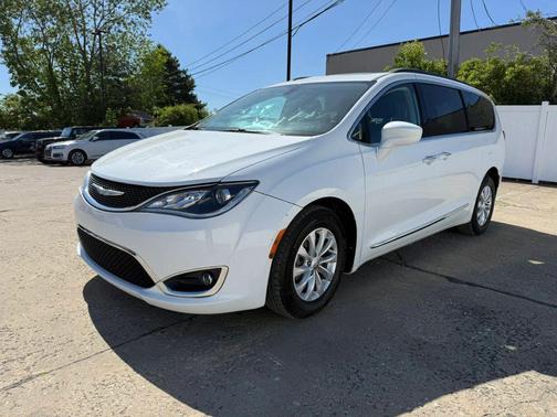 Bright White Clearcoat 2017 Chrysler Pacifica Touring-L