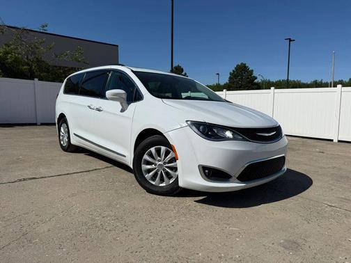 Bright White Clearcoat 2017 Chrysler Pacifica Touring-L