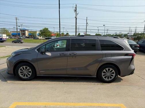 2021 Toyota Sienna LE