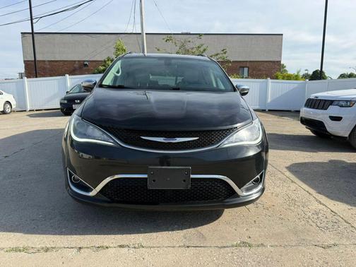 Brilliant Black Crystal Pearlcoat 2020 Chrysler Pacifica Limited