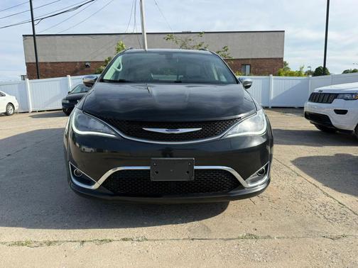Brilliant Black Crystal Pearlcoat 2020 Chrysler Pacifica Limited
