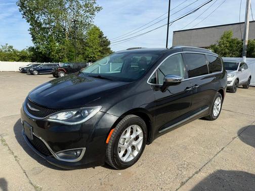 Brilliant Black Crystal Pearlcoat 2020 Chrysler Pacifica Limited