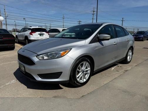Ingot Silver Metallic 2017 Ford Focus SE
