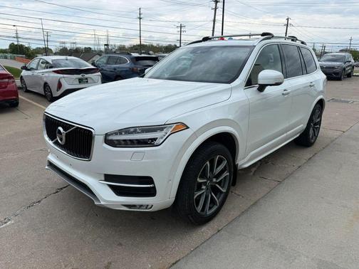 White 2018 Volvo XC90 T6 Momentum
