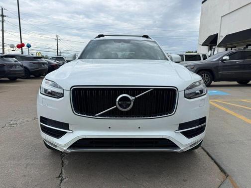 White 2018 Volvo XC90 T6 Momentum