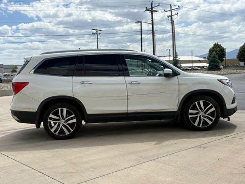 White 2017 Honda Pilot Elite