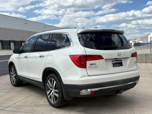 White 2017 Honda Pilot Elite